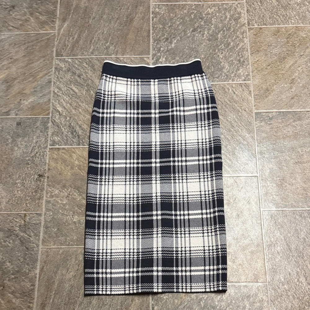 Elegant Plaid Pencil Skirt - Black and White